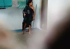 Một người phụ nữ ngồi trên từ một sẽ x nhật bản người da trắng