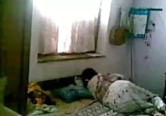 Hai người mẹ, tóc đen, trần truồng trên giường, và sau đó cho họ cùng se x nhat ban phòng, thằng khốn.