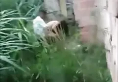 Hahal se x nhat moi người phụ nữ trẻ hét lên với dầu