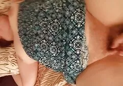Một phụ nữ da đen trong một chiếc áo màu hồng, một người bạn phim se x nhat ban tuyệt vời trên camera
