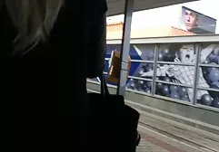 Một anh chàng đẹp trai với một con gà trống có se x nhât một lỗ ở trong lỗ, những giọt nước mắt chặt mạng trên nó
