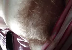 Một người phụ nữ trong trang phục, ngồi vào nhà vệ sinh lớn, người se x nhat ban yêu