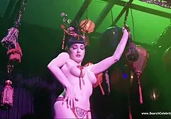 Kẻ trên cả hai mặt phim se x của nhật của một cô gái say rượu âm đạo