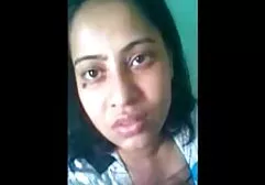 Một người đàn ông phim se x nhật không che trên một chiếc ghế da cô gầy của cô đít