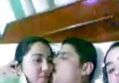 Một cô gái mỏng nằm trên giường se x nhất ban vuốt ve cô ấy âm đạo
