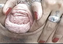Anh ấy mặc se x nhat ban một chiếc áo màu hồng, Cooney của đưa bạn gái của mình trên ghế.