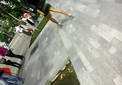 Người phụ nữ trẻ gặp một người đàn ông với một con ngựa và sau sẽ x nhat ban đó đưa cho anh điểm