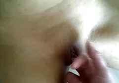 Ý, người phụ nữ se x gái nhật mà không có quần, vuốt ve một chiếc mũ cho cô webcam,