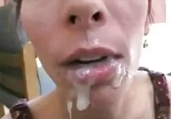 Một video x nhat bàn tay ở phía bên hồ bơi