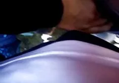 Người phụ nữ phim se x japan trẻ sau khi tắm để thúc đẩy bong bóng xà phòng ở các cap