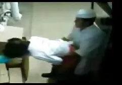 Trên cầu thang, một cô gái x nhat ko che đồ lót của hút đến cuối